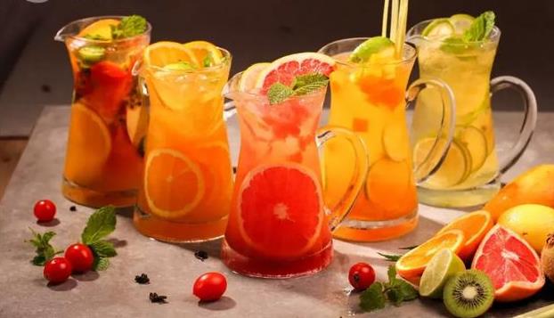 早期的水果茶大致的發展階段可以概括為：果味粉沖調、果醬加純茶底、果汁加純茶底、果醬加茶和少量鮮果。如今的水果茶是將某些水果或瓜果與茶一起制成飲品。水果的色彩鮮艷、味道清香、口感酸甜。這是消費者對健康、天然產品注重而引發的結果。畢竟，健康、時尚、潮流才是我們喝水果茶的理由哇