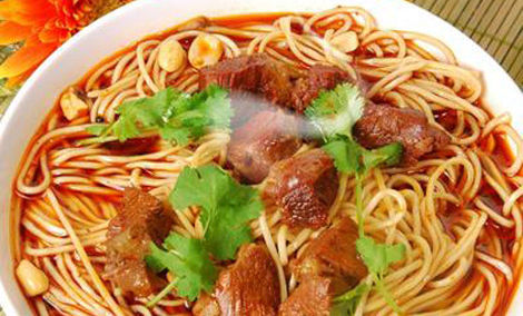 成都美食小吃擔(dān)擔(dān)面，鹵汁酥香，咸鮮微辣