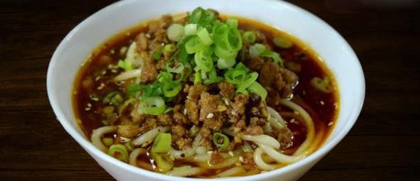 成都美食小吃擔(dān)擔(dān)面，鹵汁酥香，咸鮮微辣