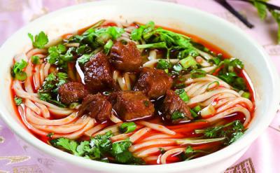 成都美食小吃擔擔面，鹵汁酥香，咸鮮微辣