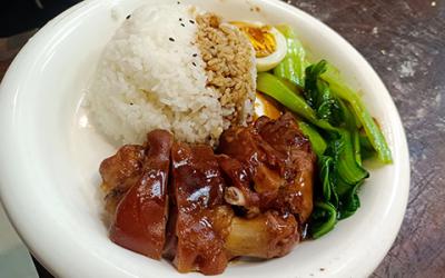  隆江豬腳飯技術(shù)培訓班哪里好？成都蜀味緣餐飲培訓，正宗手藝學回家！